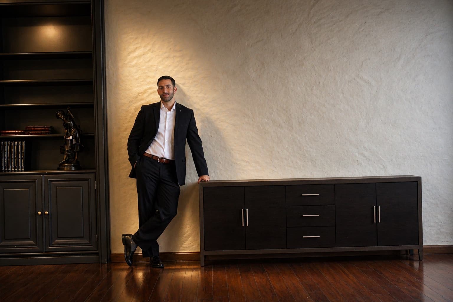 Santiago en un estudio con biblioteca
